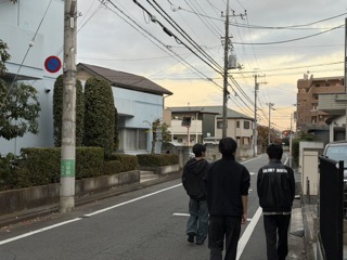 招待状を配る寮生