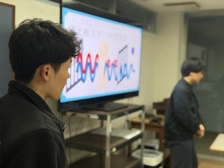 科学実験の練習をしている寮生の様子