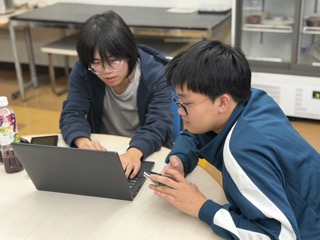 クイズ大会の企画を練る寮生の様子