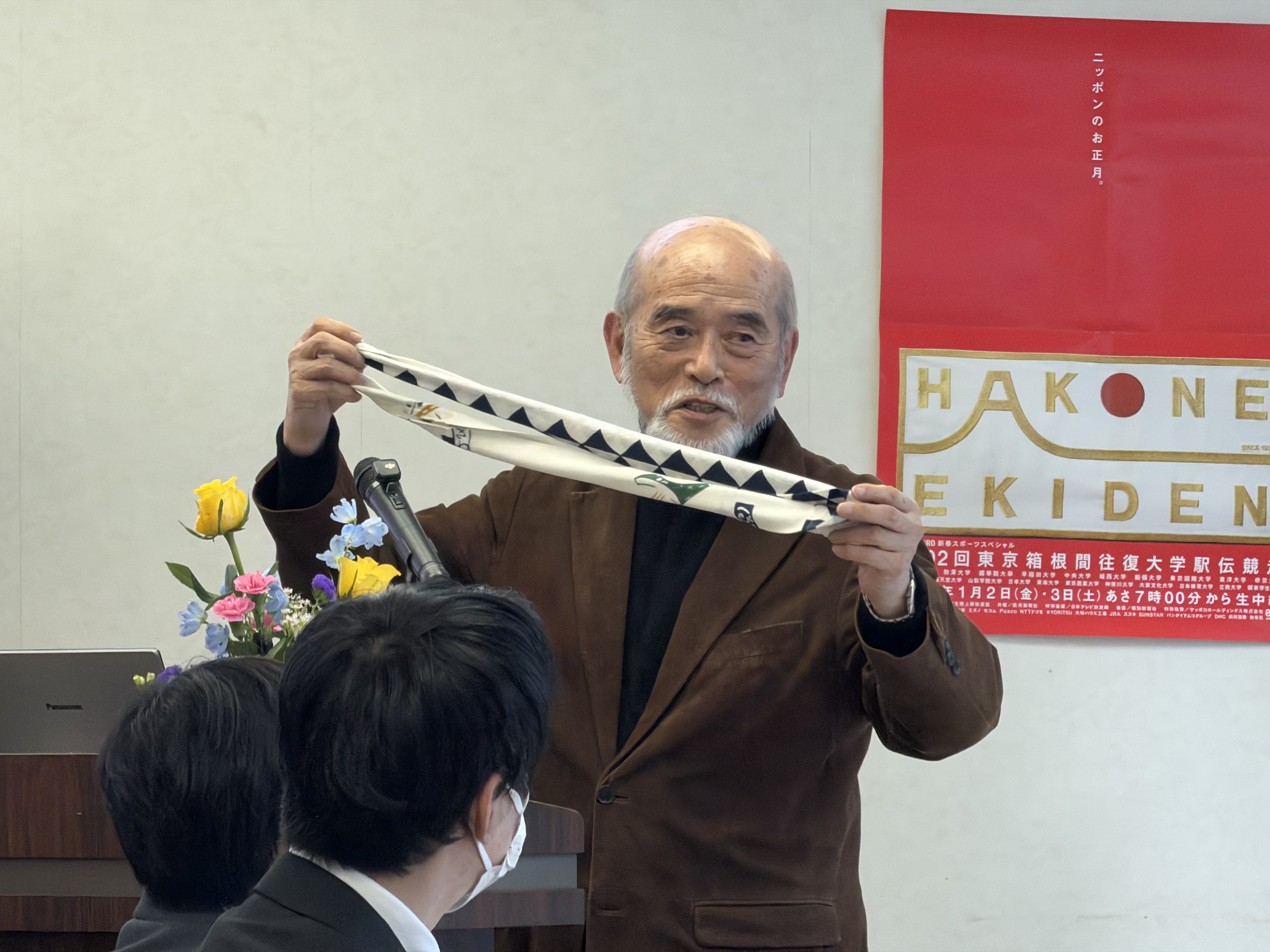 箱根駅伝のタスキについて解説する坂田氏