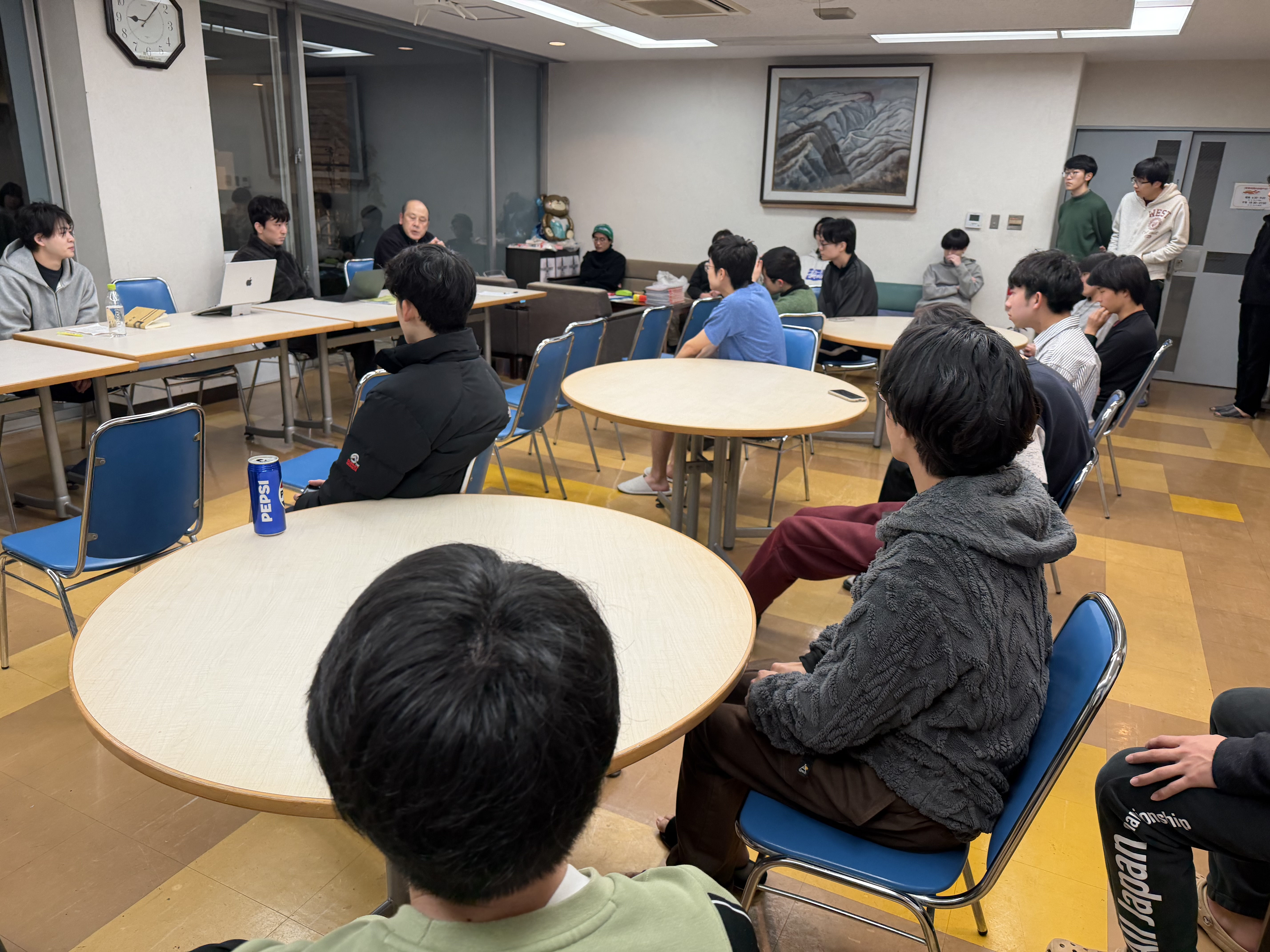 役員からの説明を真剣に聞く寮生たち