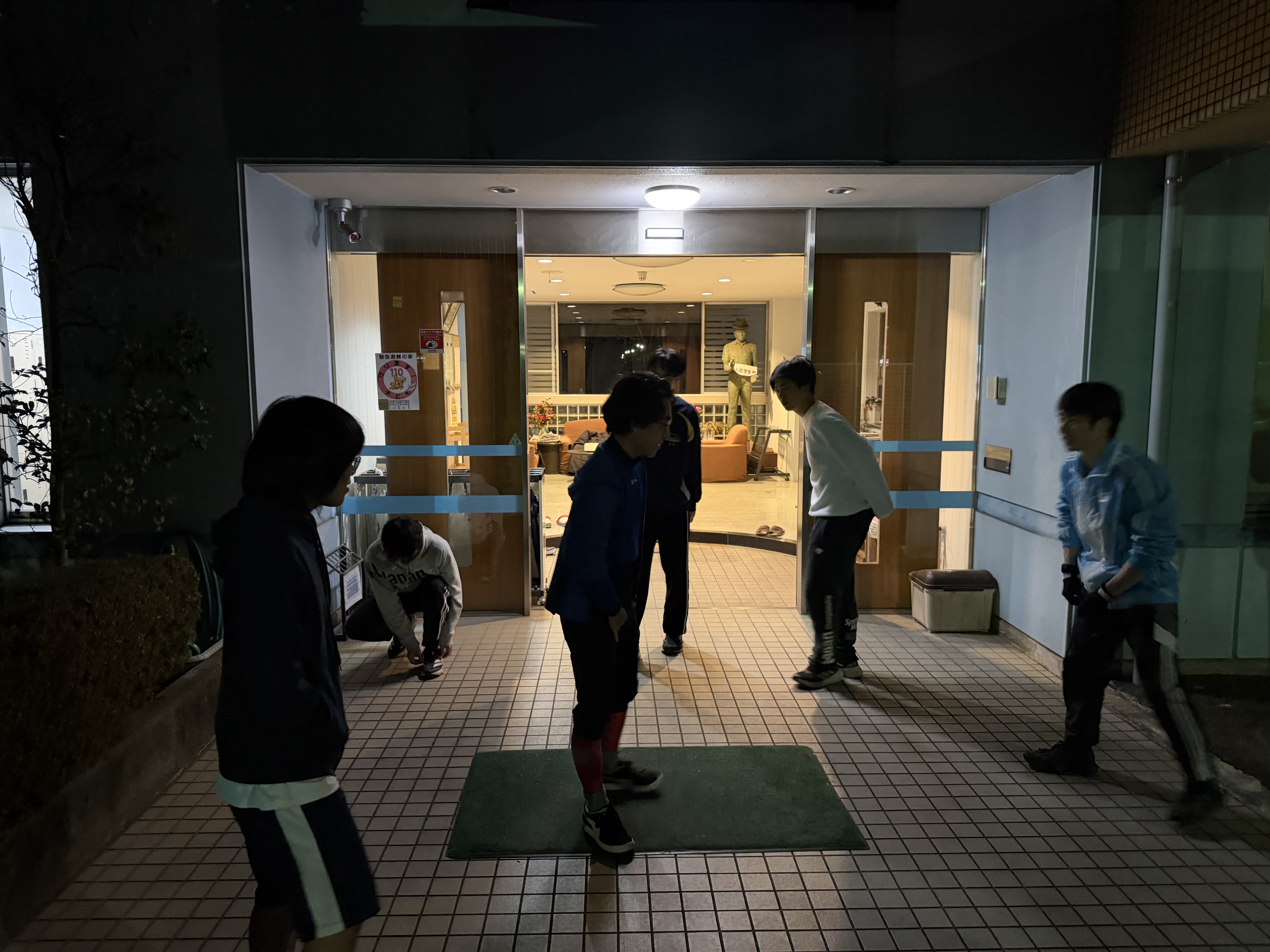 練習前後に声を掛け合い、準備を整える寮生