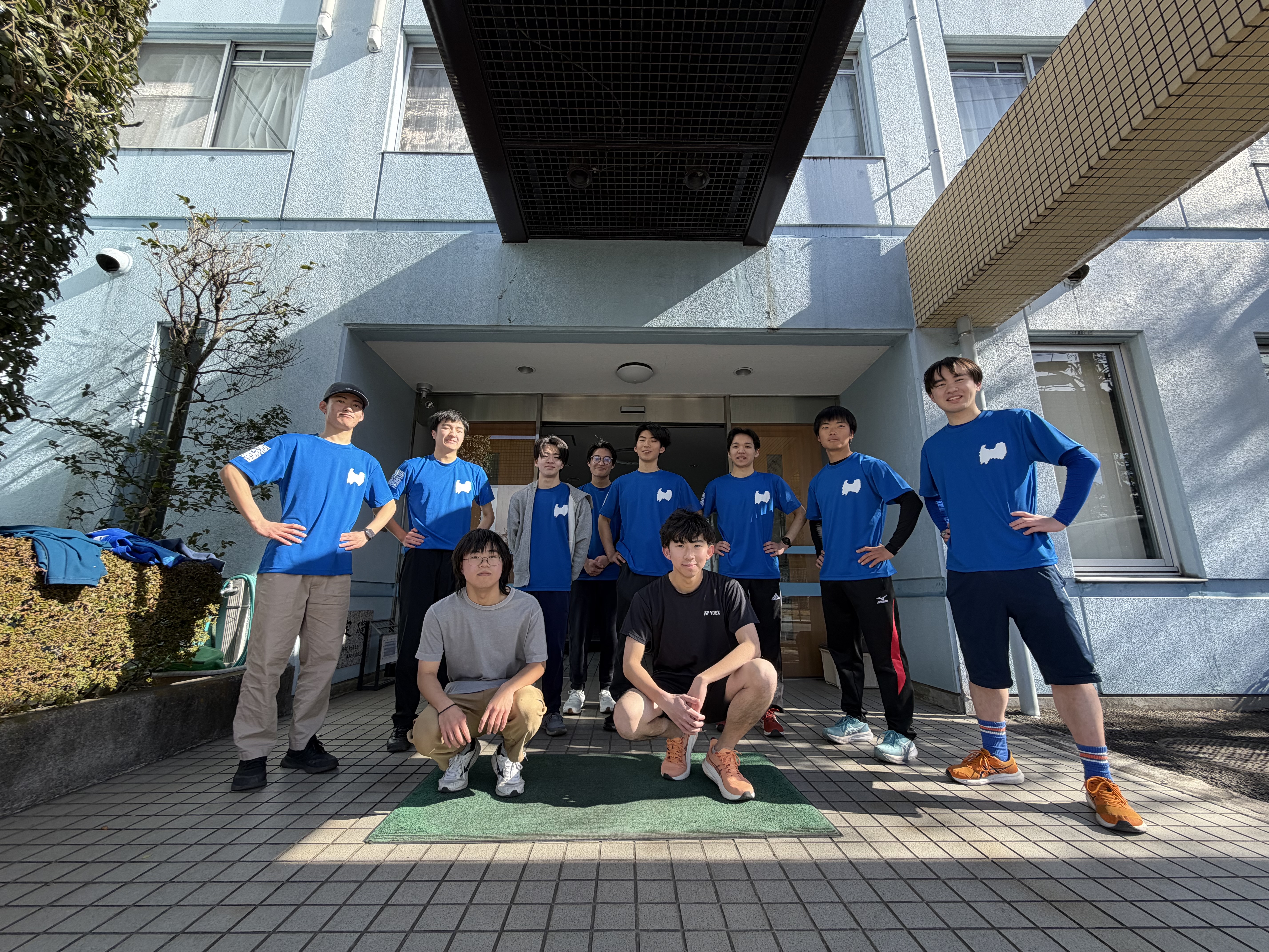 オリジナルTシャツ完成。寮前で記念撮影