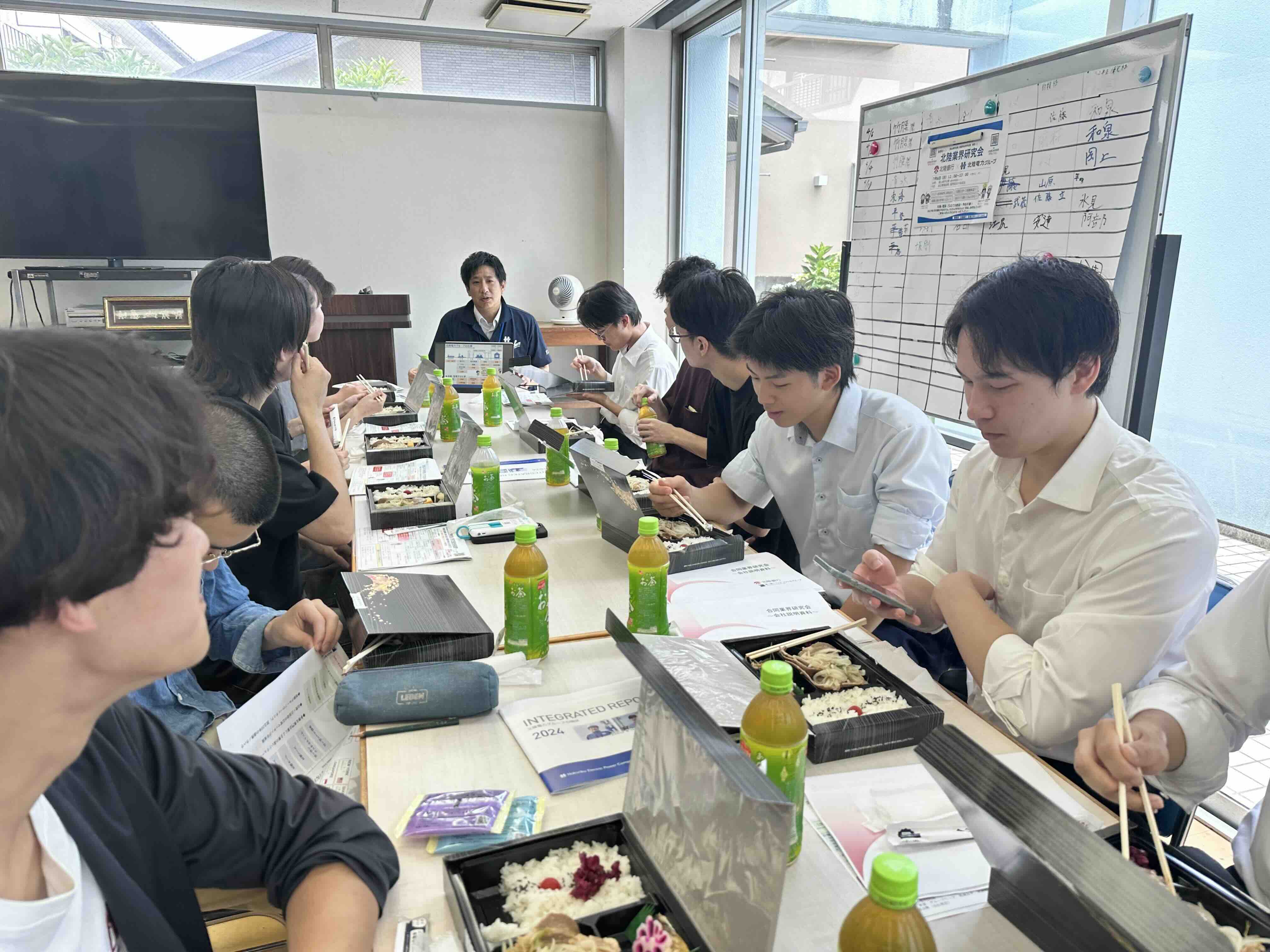 説明会を聞く学生たち(説明者の正面、引きの画像)