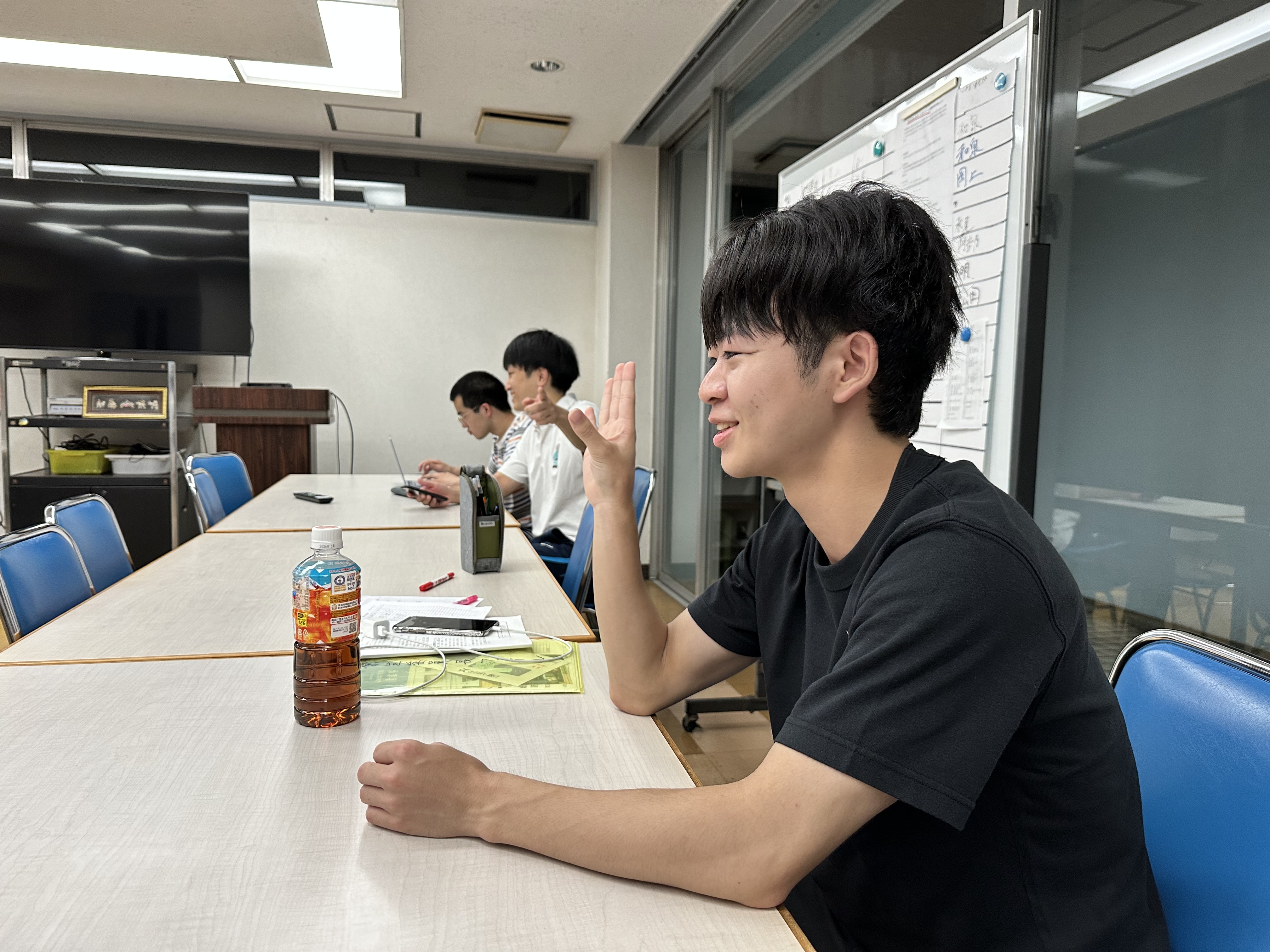 発表している寮生委員の様子(手前が寮生委員長)