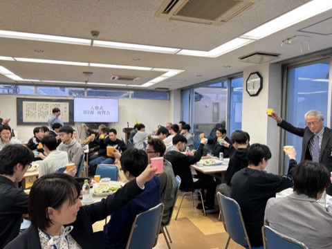 入寮式で新入寮生を迎える様子