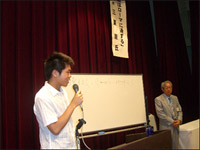 保護者会で意見交換する参加者