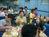 納涼祭で談笑する参加者