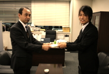 義援金を届ける寮生