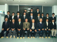 成人を祝う会の集合写真