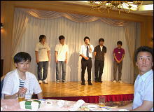 懇親会で歓談する参加者