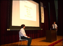 謝辞を述べる来賓