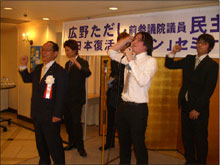 講演を聴く寮生