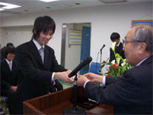 成人を祝う会での記念品贈呈