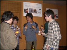 追い出しコンパでの乾杯