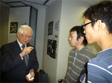 質問をする寮生