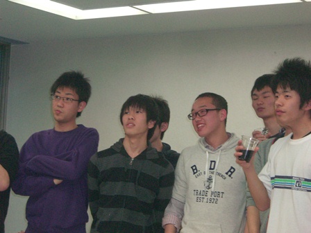 親睦を深める寮生