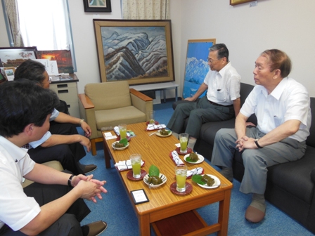 絵画寄贈の様子