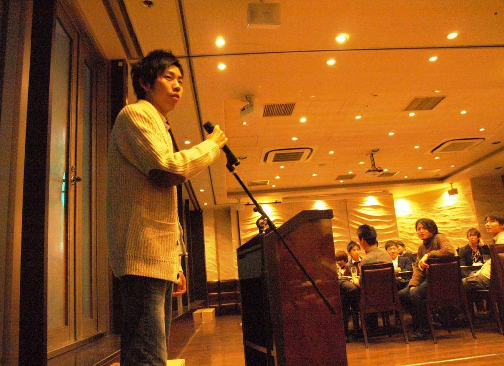 記念品を受け取る先輩