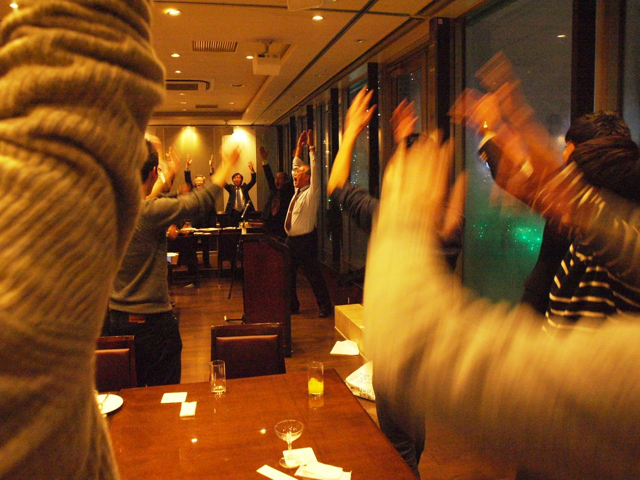 寮歌を歌う様子