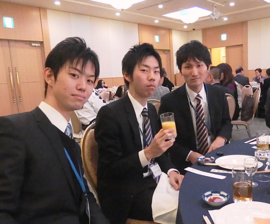 カラオケで盛り上がる参加者