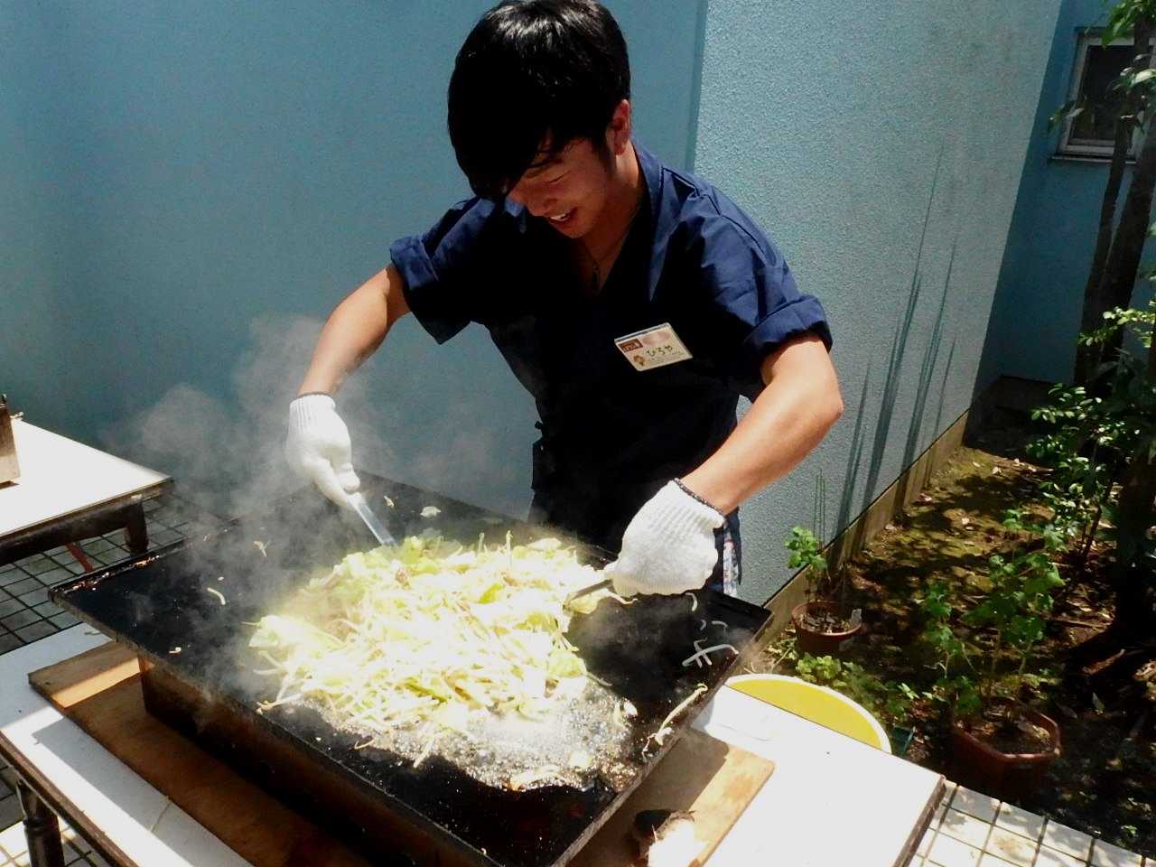 模擬店の準備を進める寮生