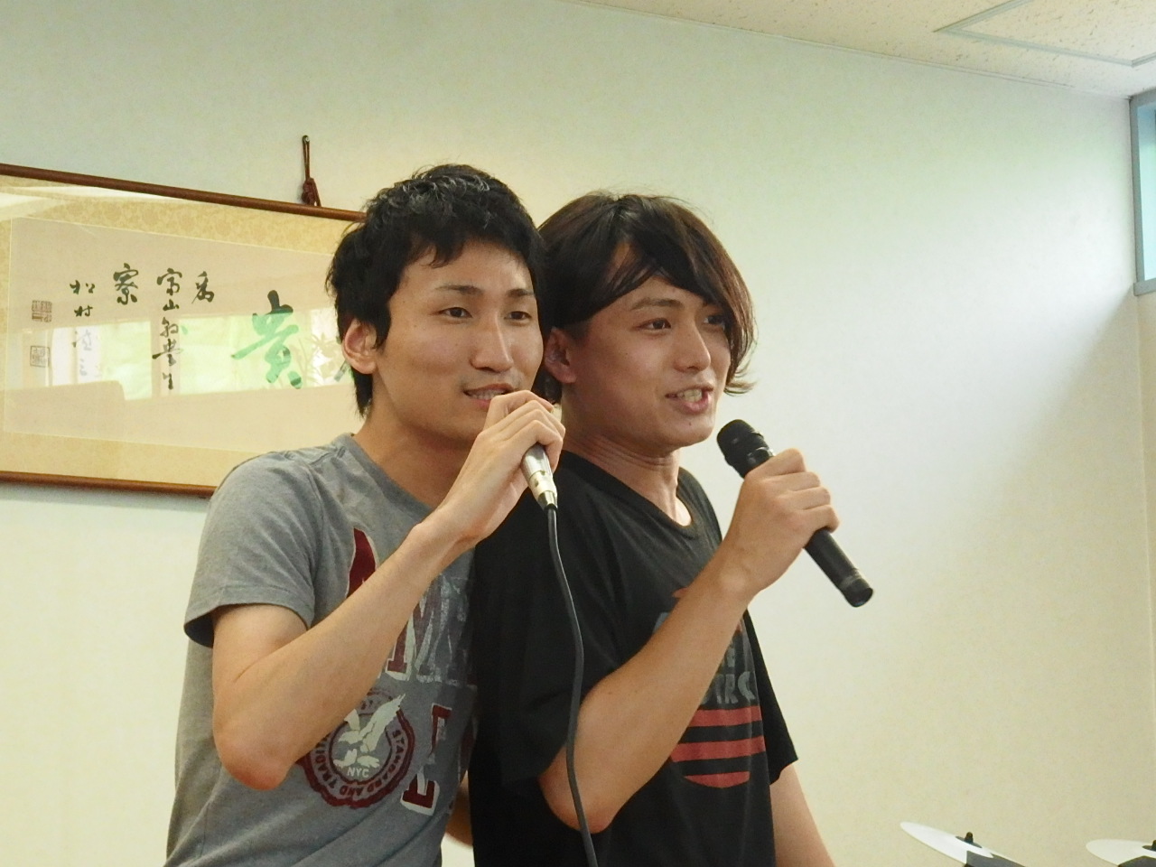 円陣を組んで寮歌を歌う