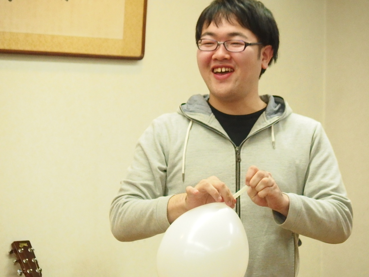 ゲームで盛り上がる参加者