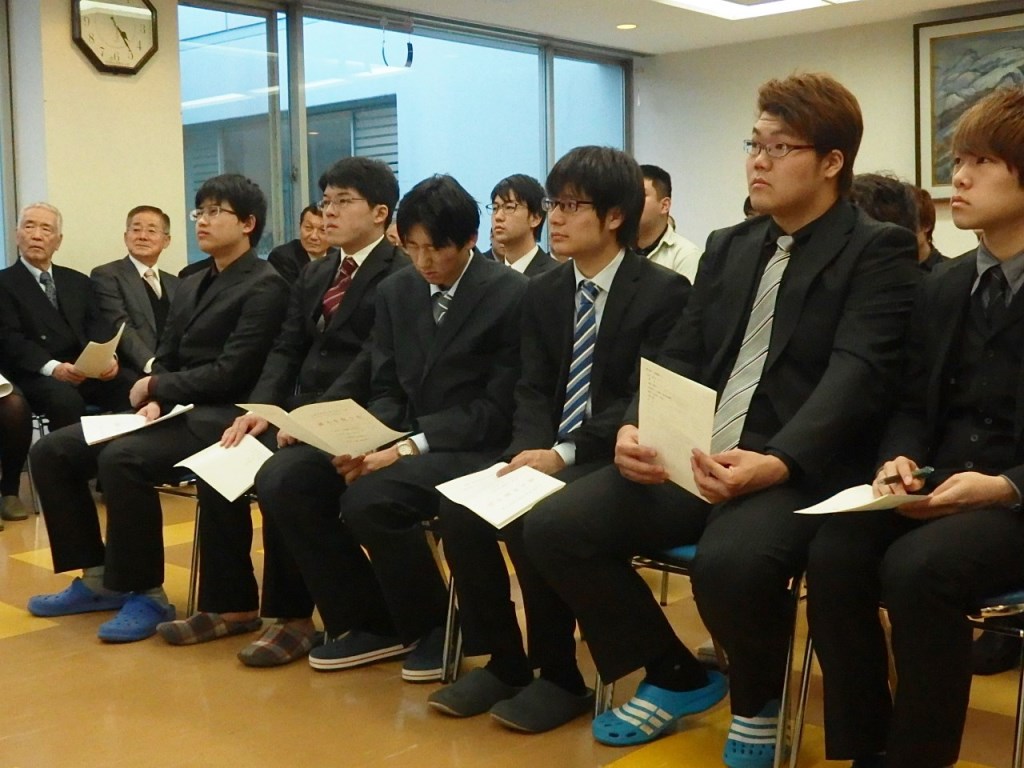 講演を聴く寮生たち