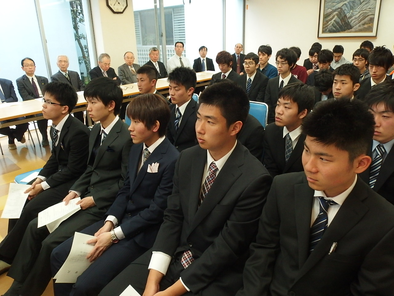 講演を聴く寮生たち