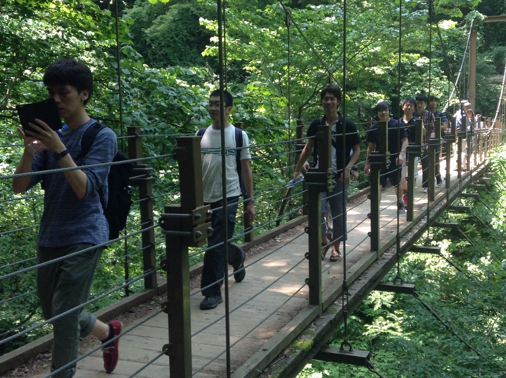 温泉でくつろぐ様子