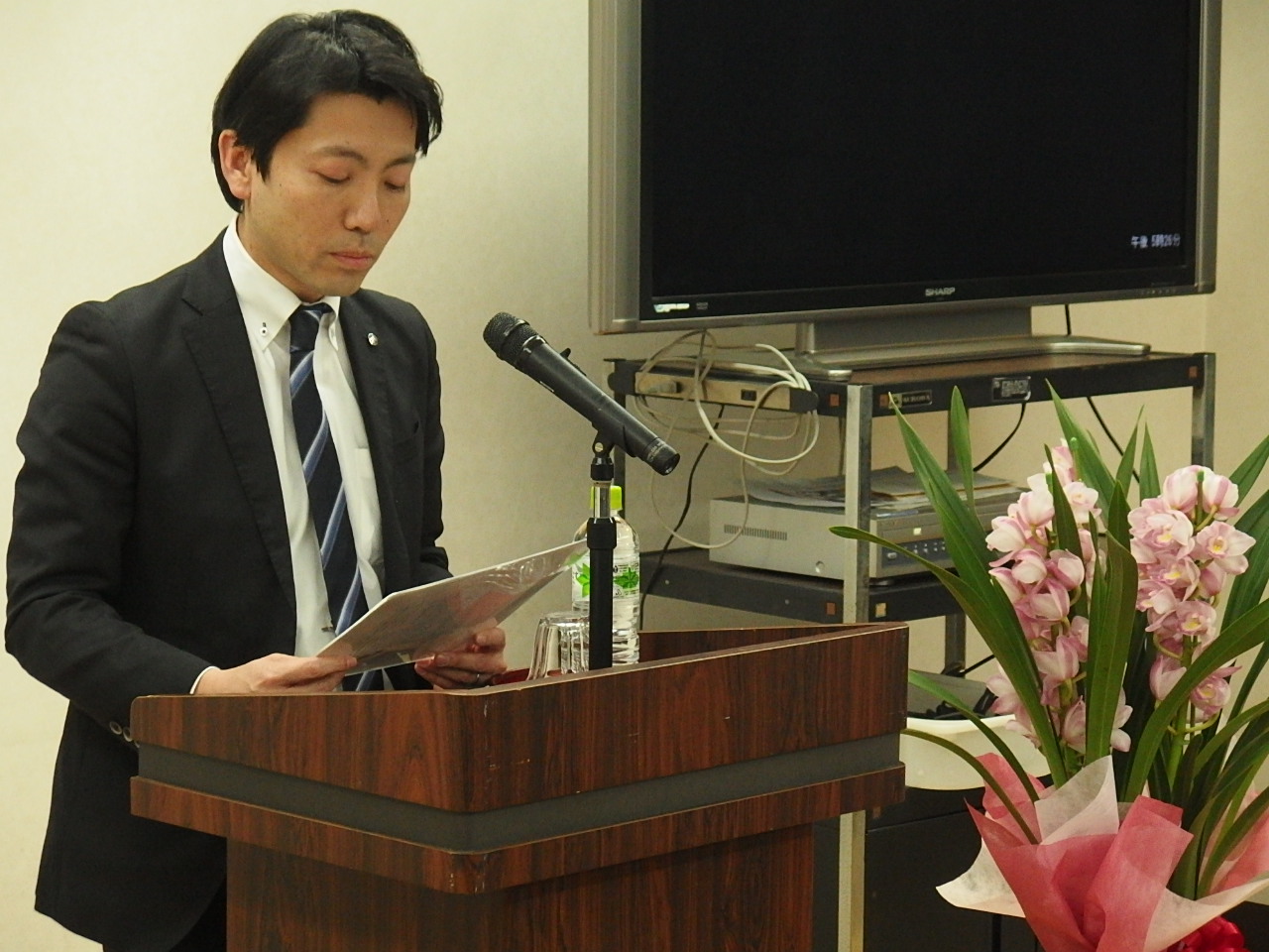 式辞を述べる中野知育さん