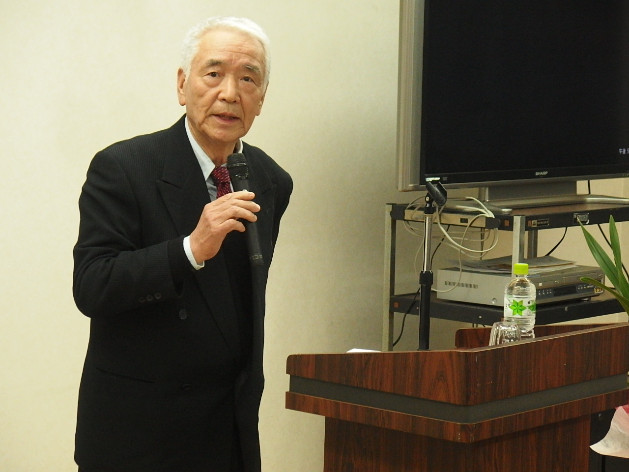 記念品を受け取る新成人