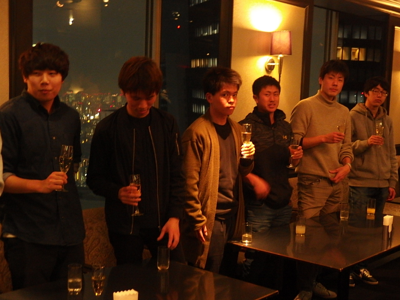 談笑する寮生たち