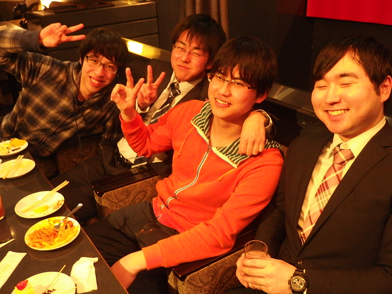 食事を楽しむ寮生