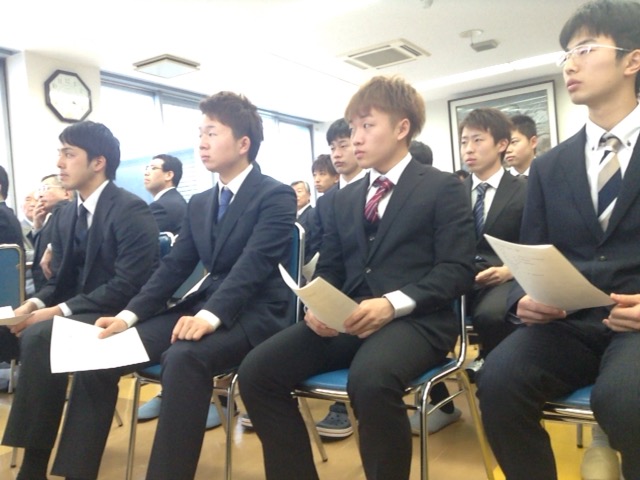 講演を聞く寮生たち