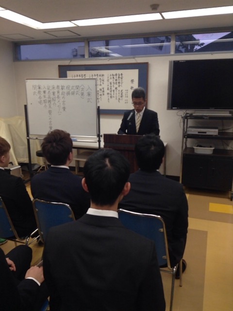 自己紹介する新入生