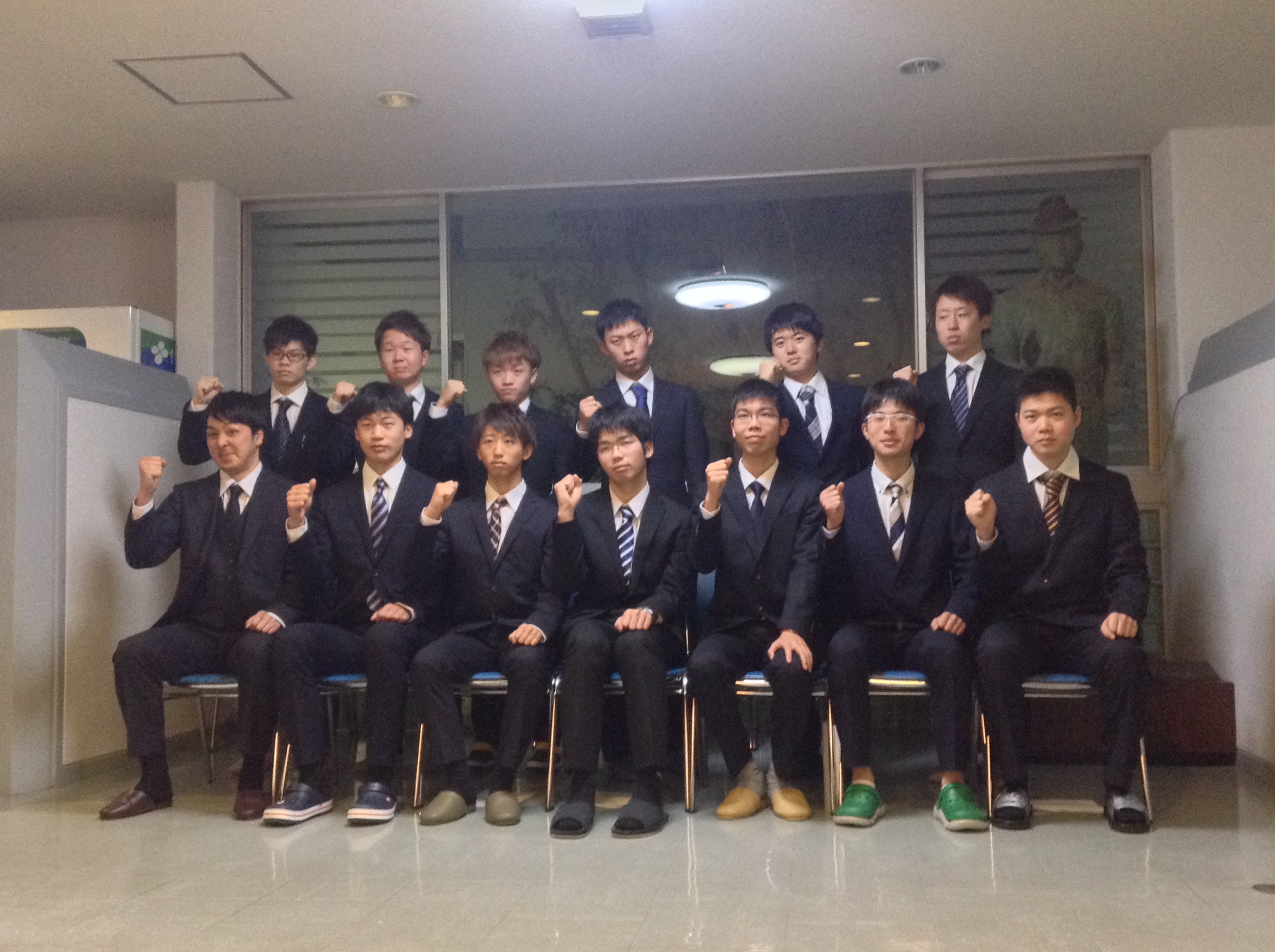 食事を楽しむ寮生たち