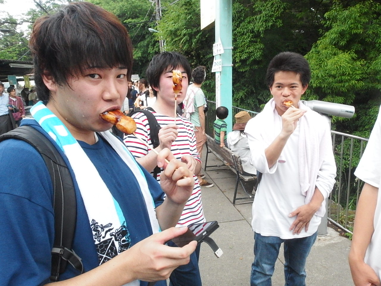 談笑する寮生たち