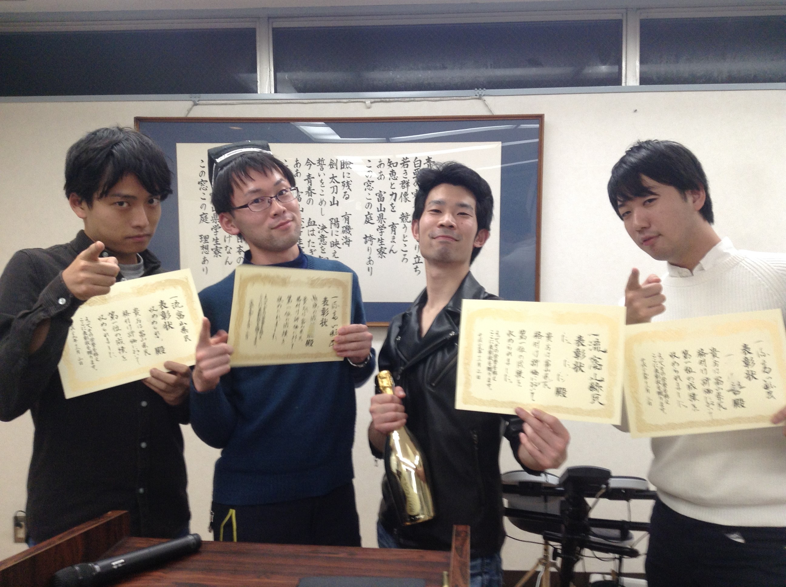 クイズに挑戦する寮生たち