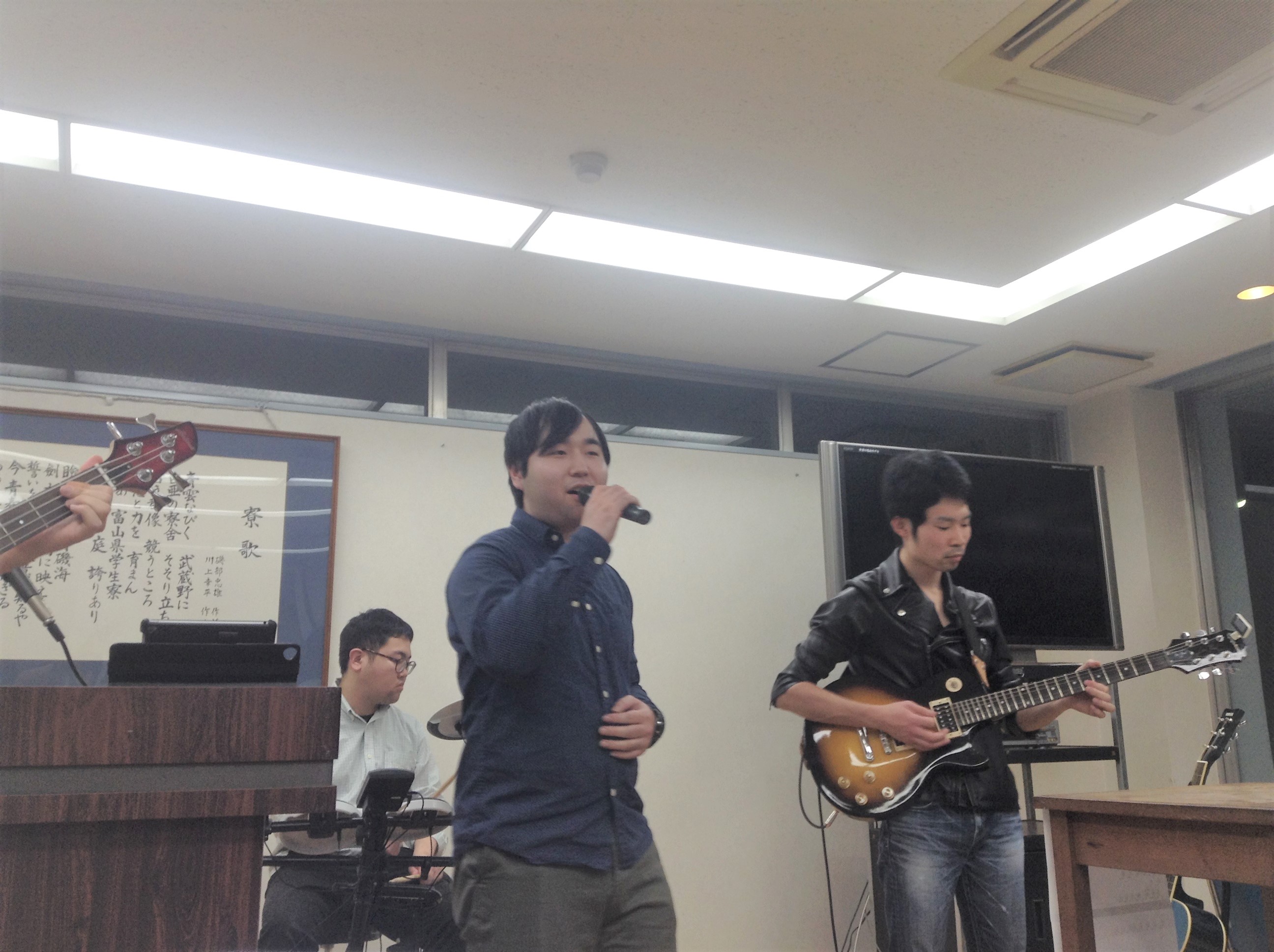 熱演する軽音部