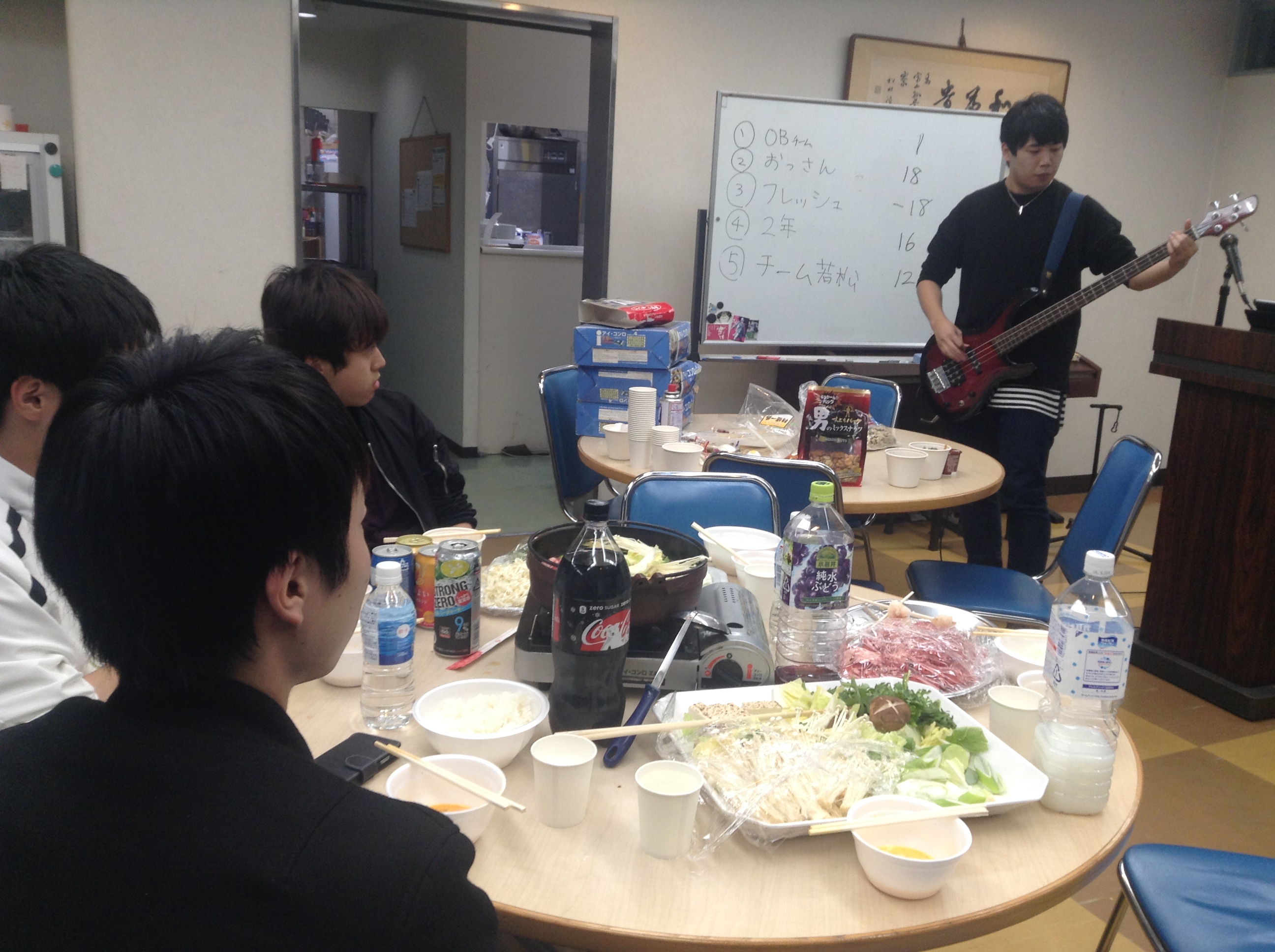 演奏を楽しむ寮生たち