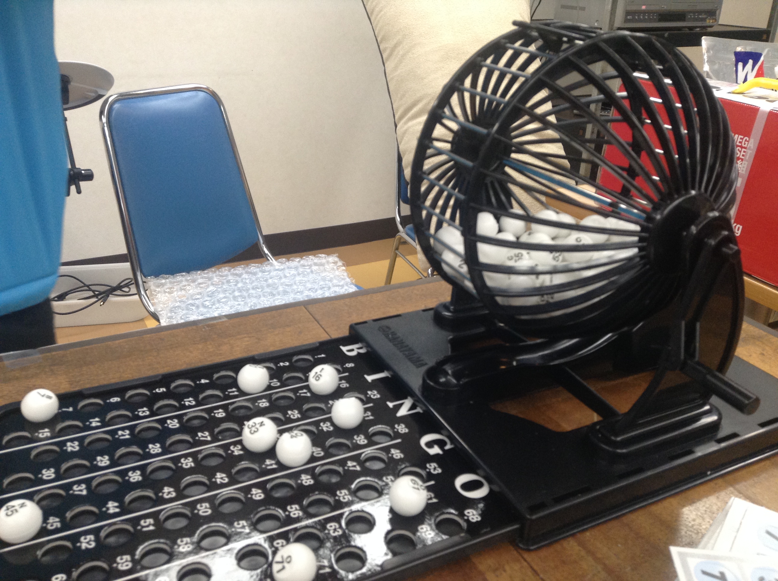 景品を受け取る寮生