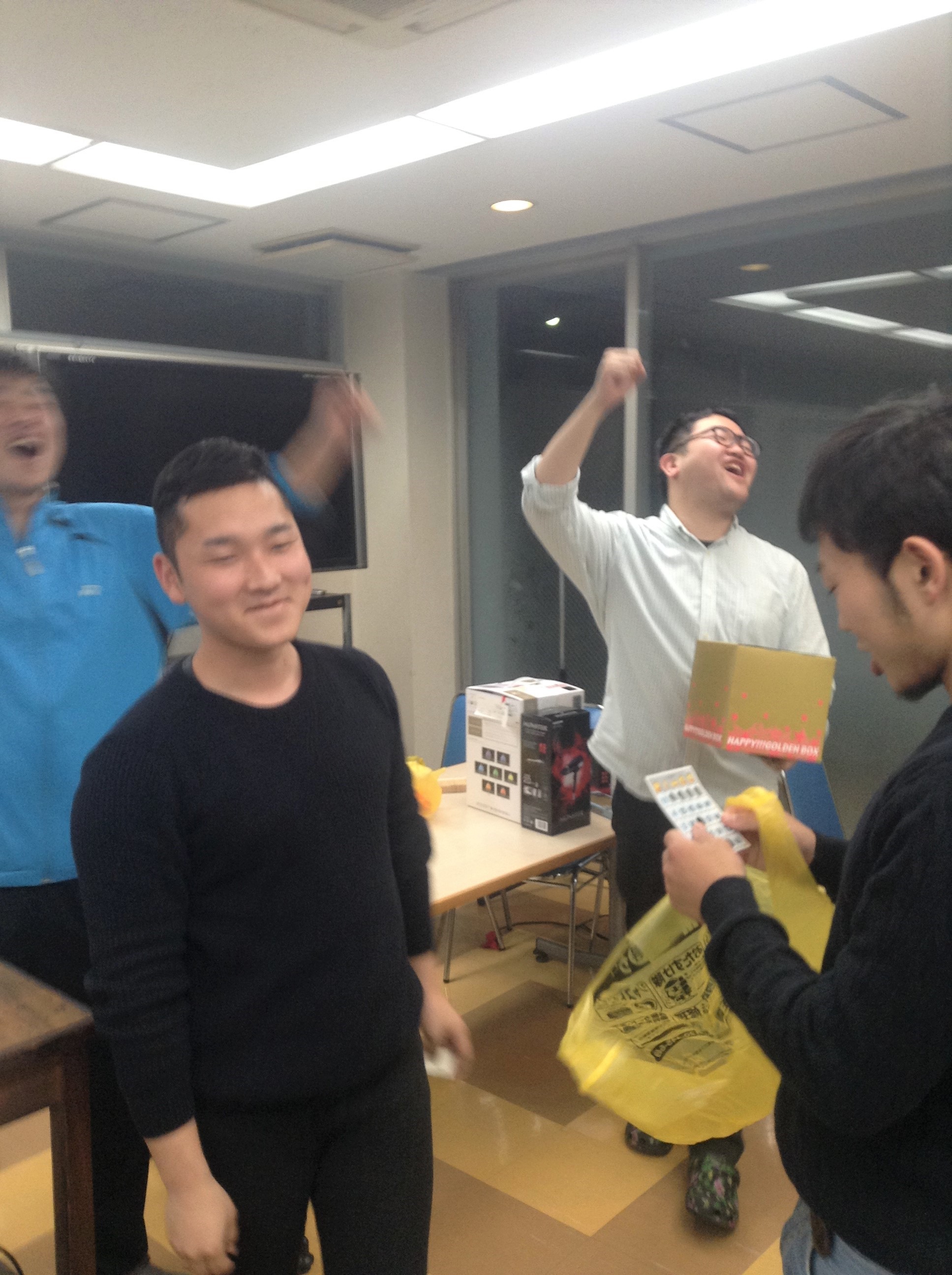 ビンゴ大会で盛り上がる