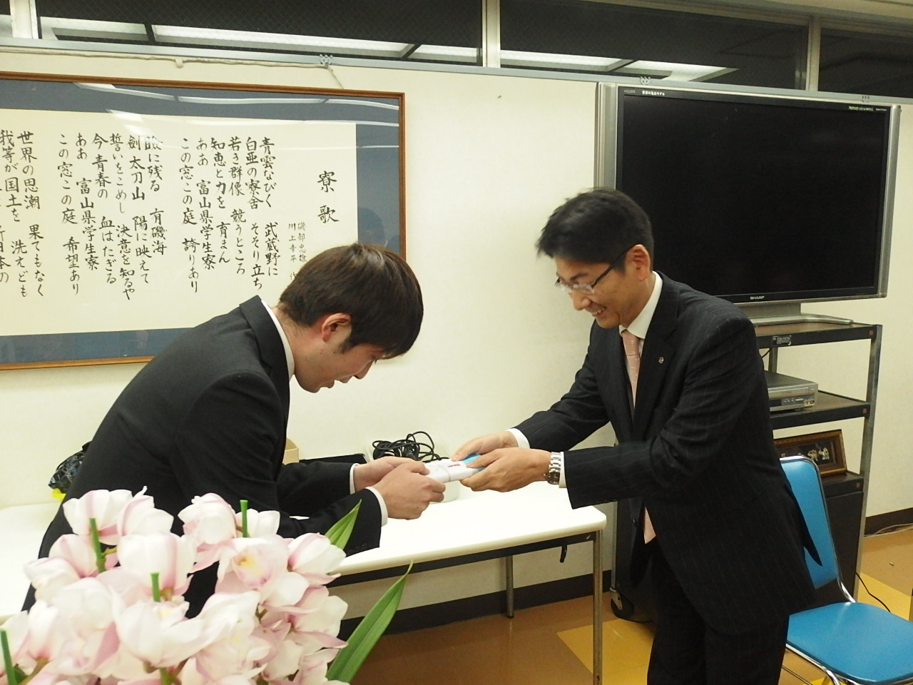 記念品を受け取る新成人