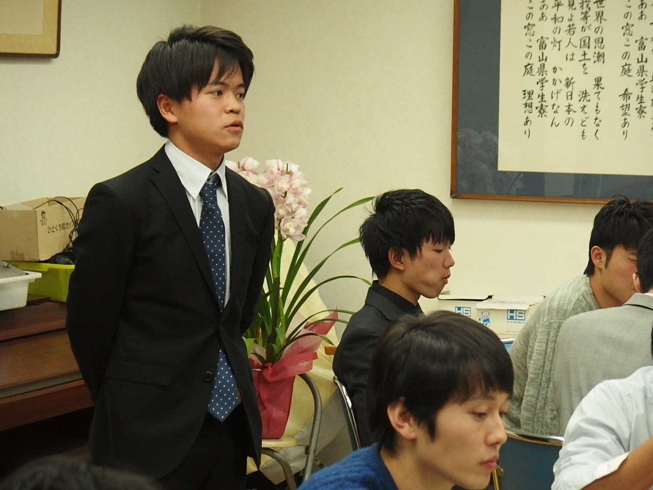 マイクで話す新成人