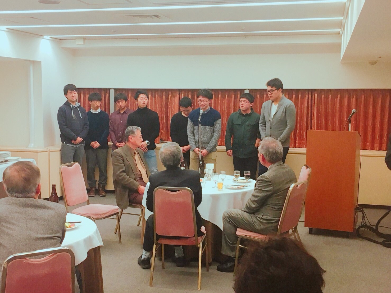 挨拶する卒寮生