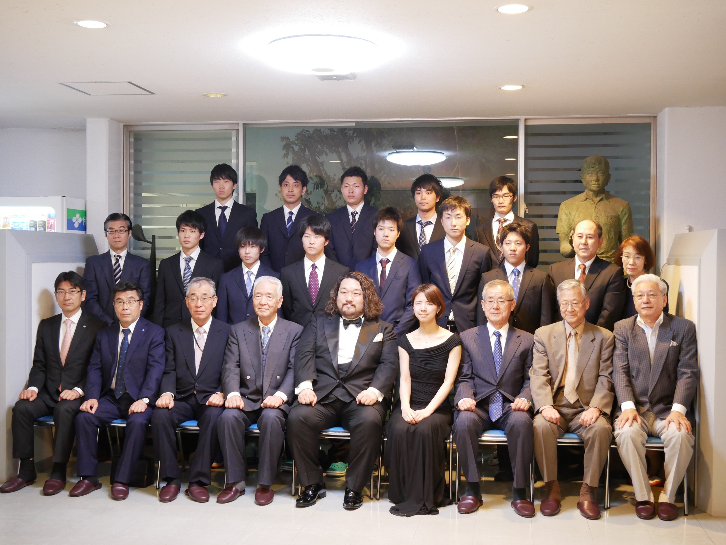 すき焼きを囲んで歓談