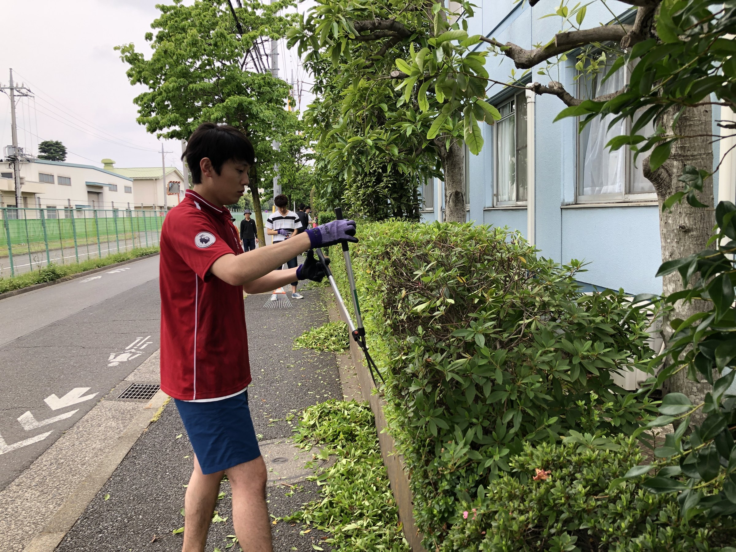 作業中の寮生