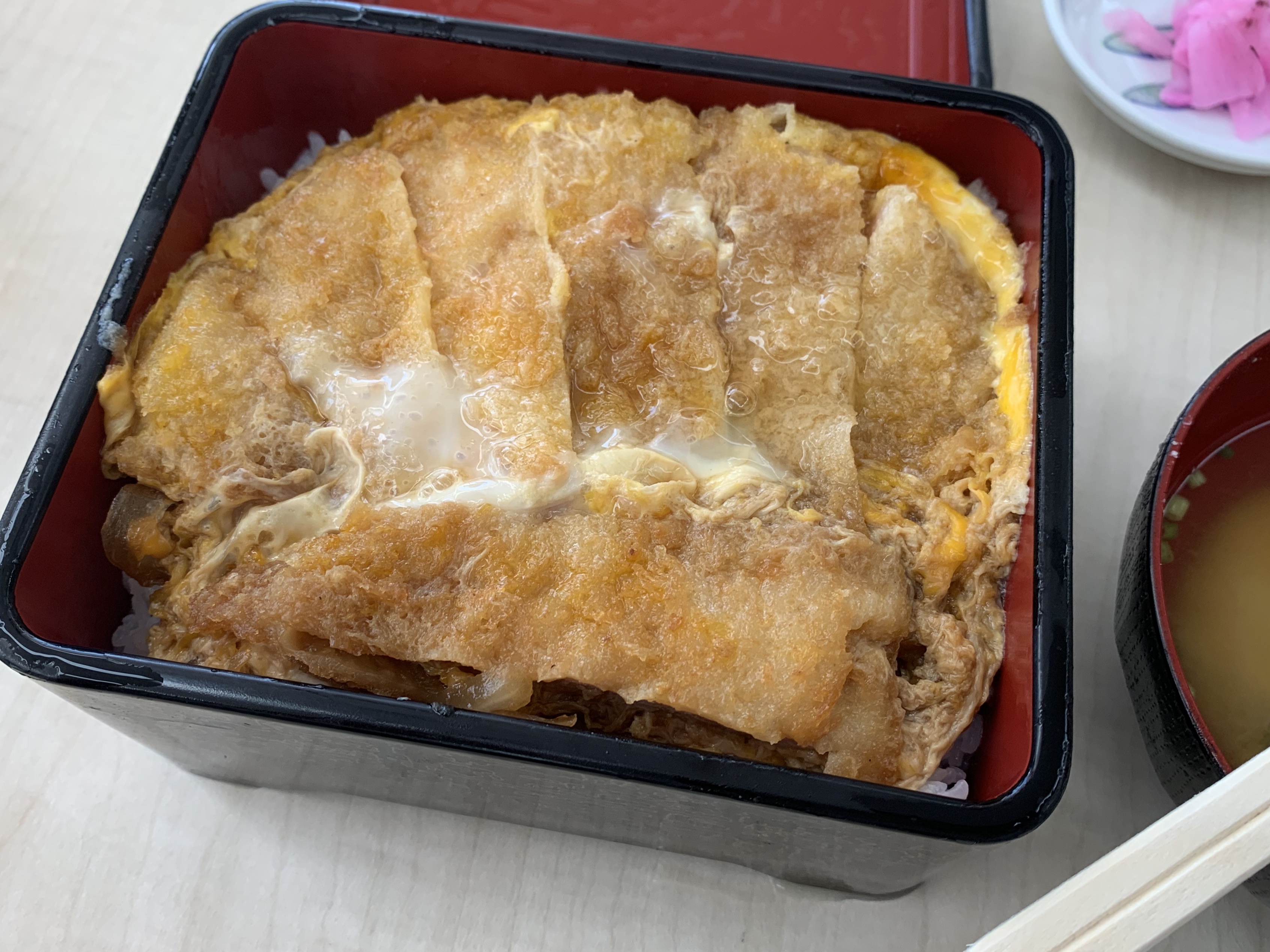 剪定作業に協力する寮生たち